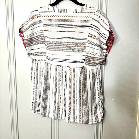 SAVANNA JANE Double Take 2 Floral Embroidery Top Size Medium - Picture 6 of 14